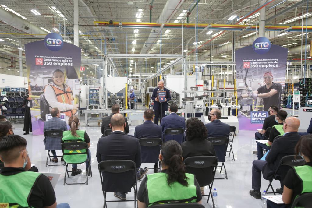 Gobernador y alcalde de Silao entregan constancias a personal de American Axle