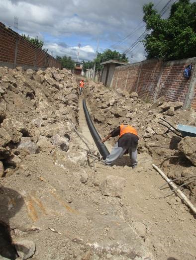 Presidencia Municipal construye drenaje sanitario en Comanjilla
