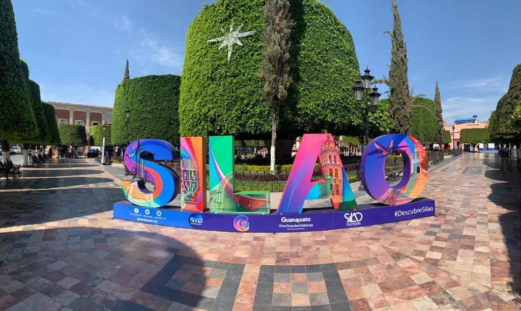 Colocan letras gigantes de Silao en Jardín Principal