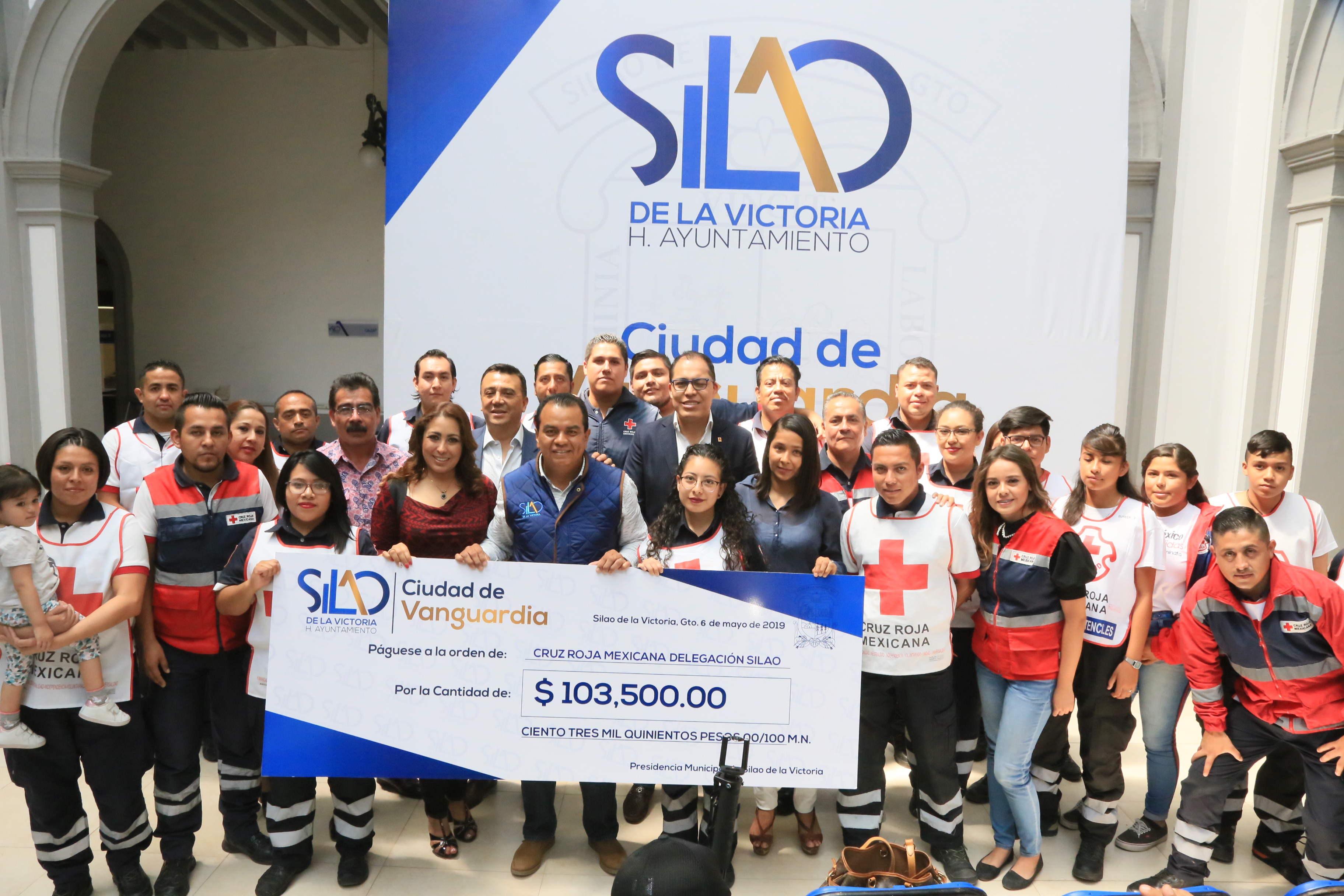Servidores Públicos de Silao dan donativo a Cruz Roja