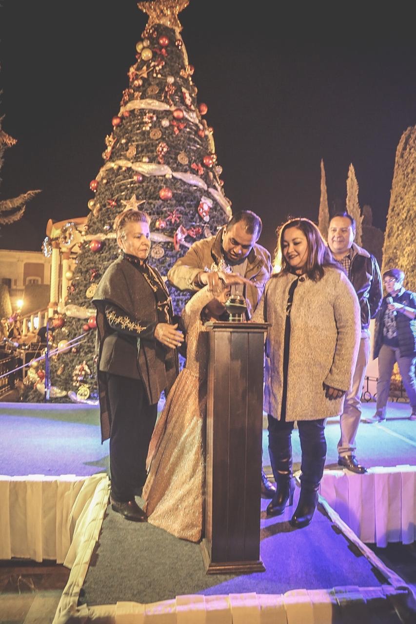 Miles de familias asisten al espectacular encendido de luces del árbol navideño