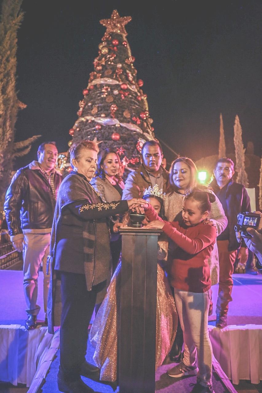 Miles de familias asisten al espectacular encendido de luces del árbol navideño