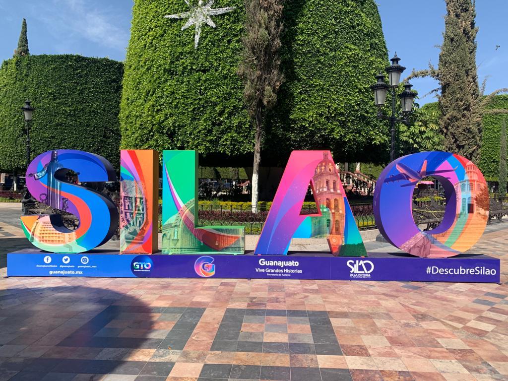 Colocan letras gigantes de Silao en Jardín Principal