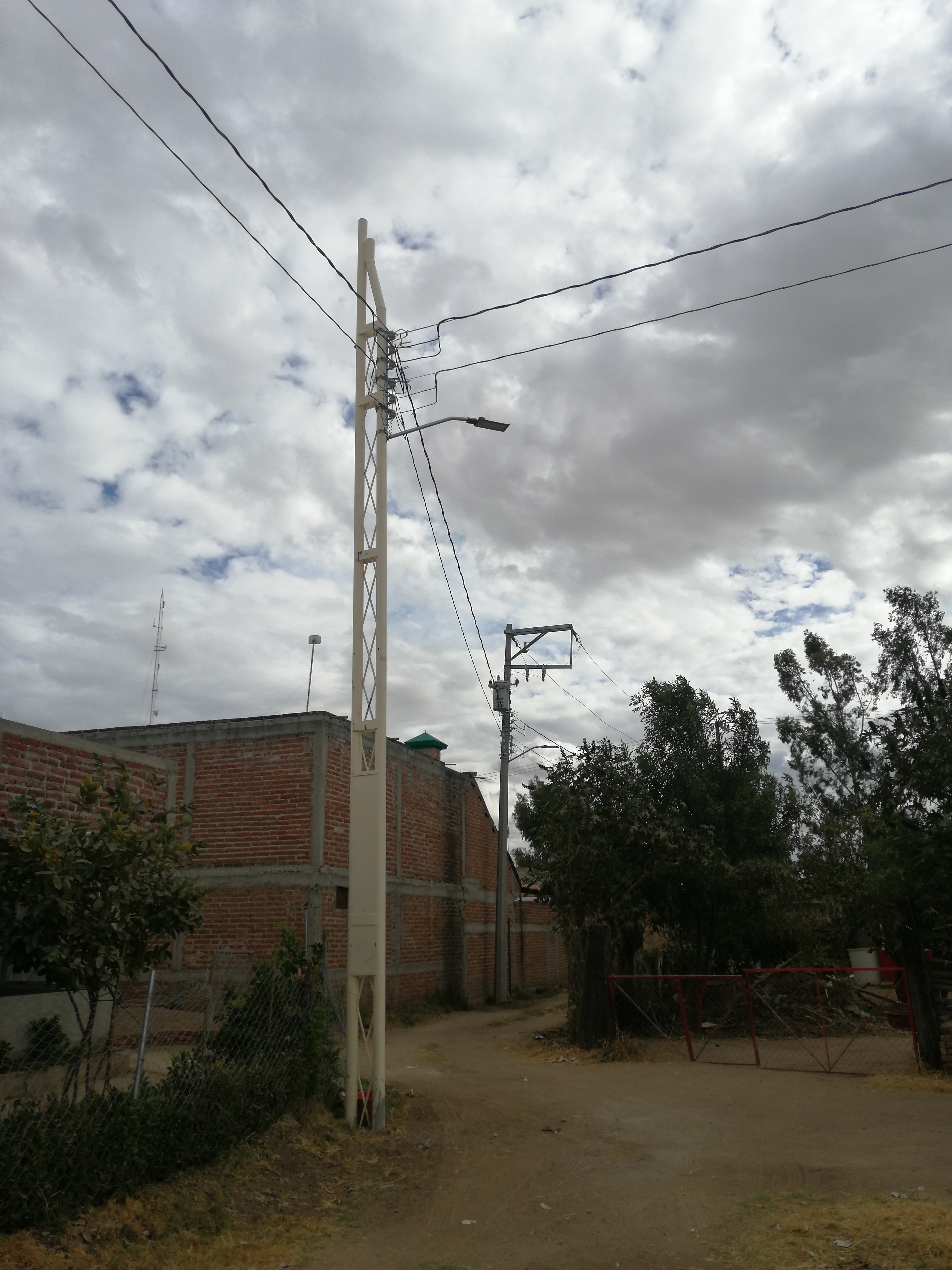 Electrifican calles de la comunidad de Medranos
