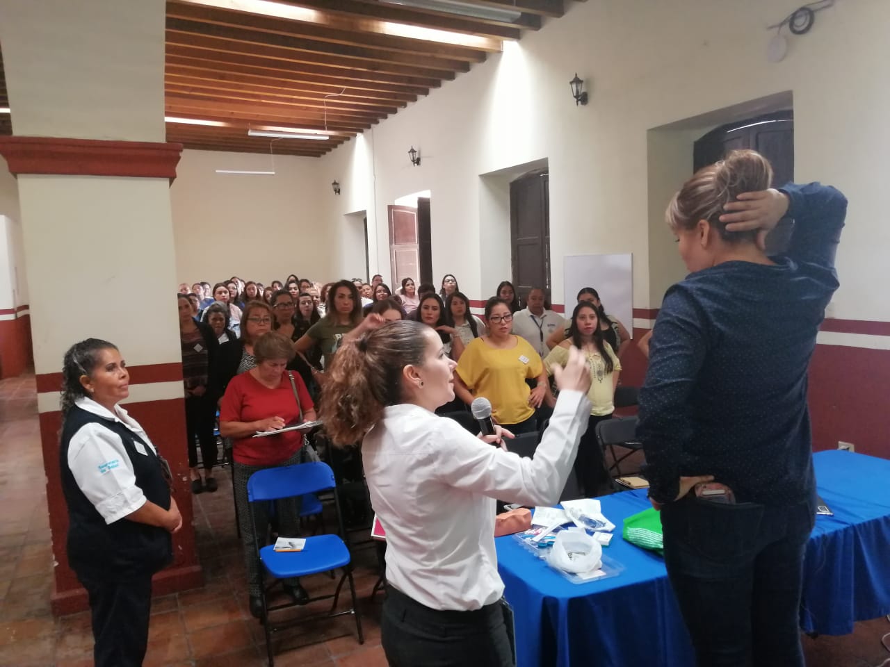 CAISES Silao ofrece plática preventiva a 50 empleadas municipales