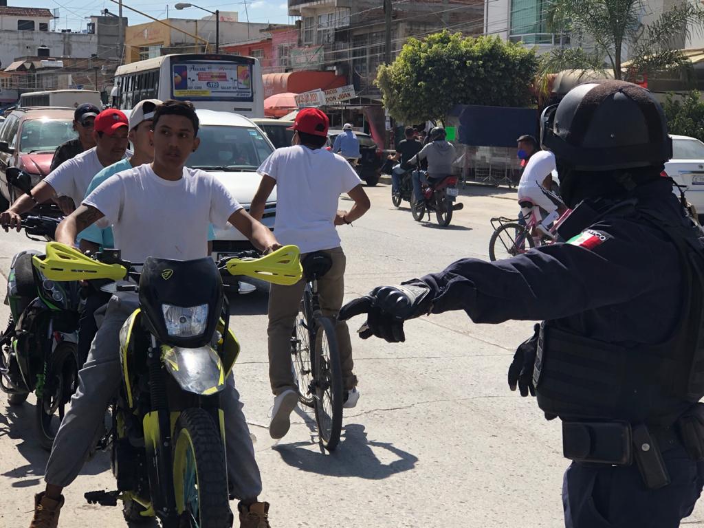Policías Municipales revisan el uso del cubreboca en automovilistas