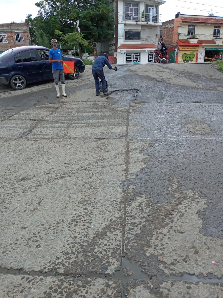 Municipio continúa saneando calles de Silao