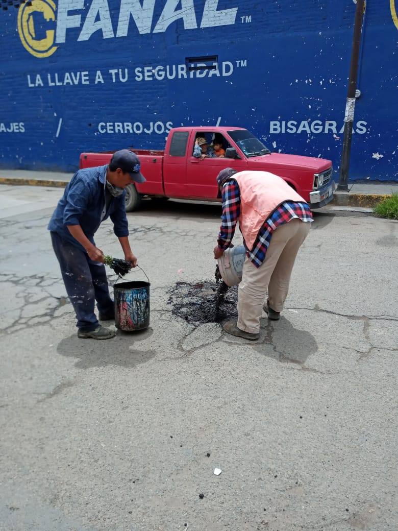 Municipio continúa saneando calles de Silao
