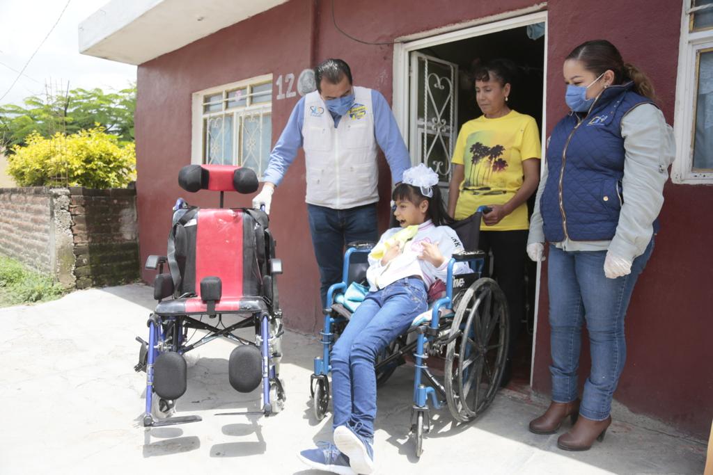 Toño Trejo continúa con entrega de apoyos y sillas de ruedas