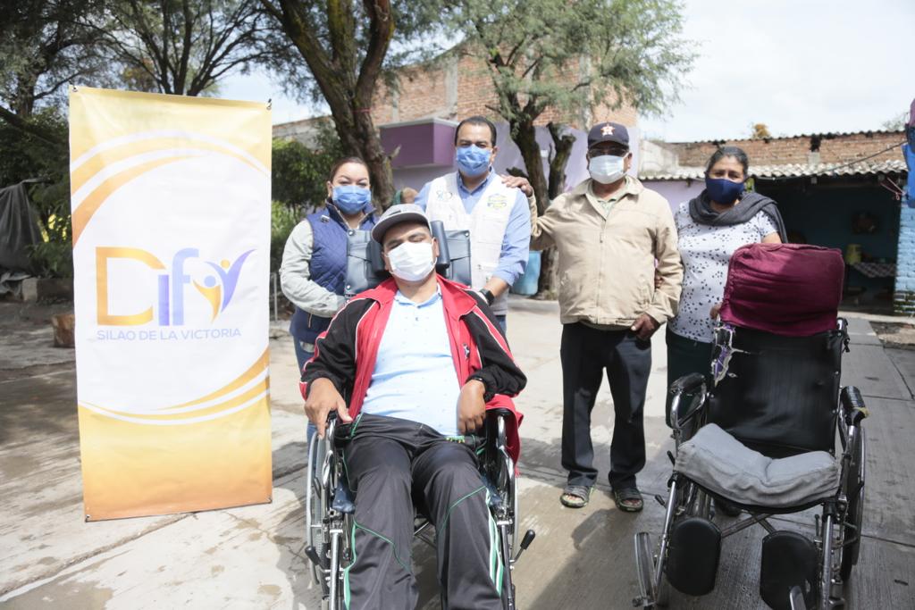 Toño Trejo continúa con entrega de apoyos y sillas de ruedas