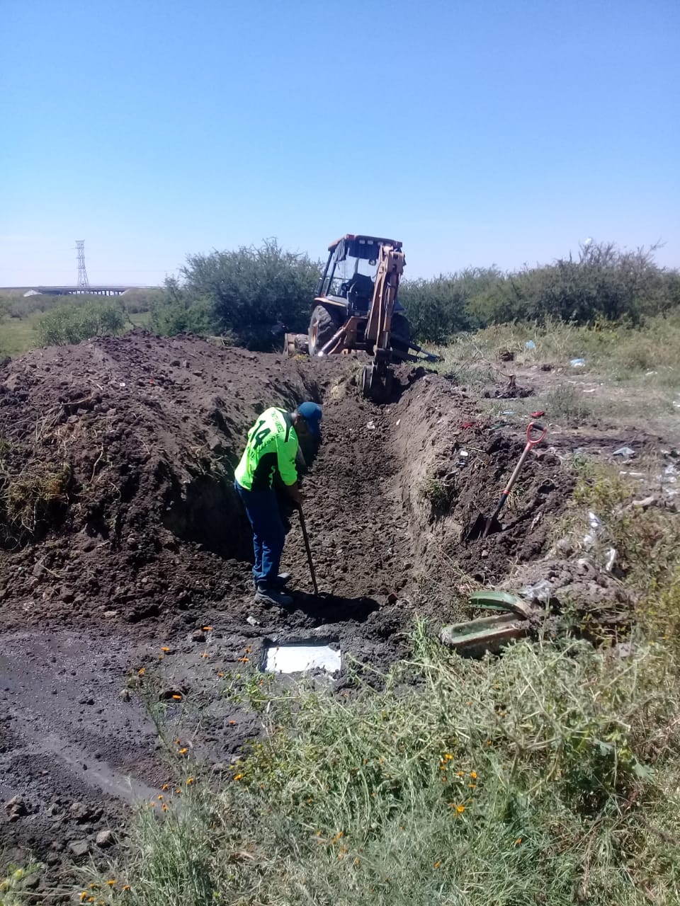 Limpieza de drenajes y nivelación de caminos, un “trabajo continuo”
