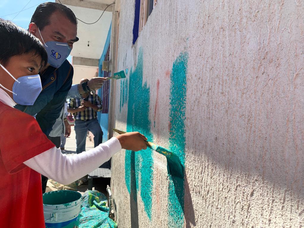 Municipio beneficia a familias con pintura para sus fachadas