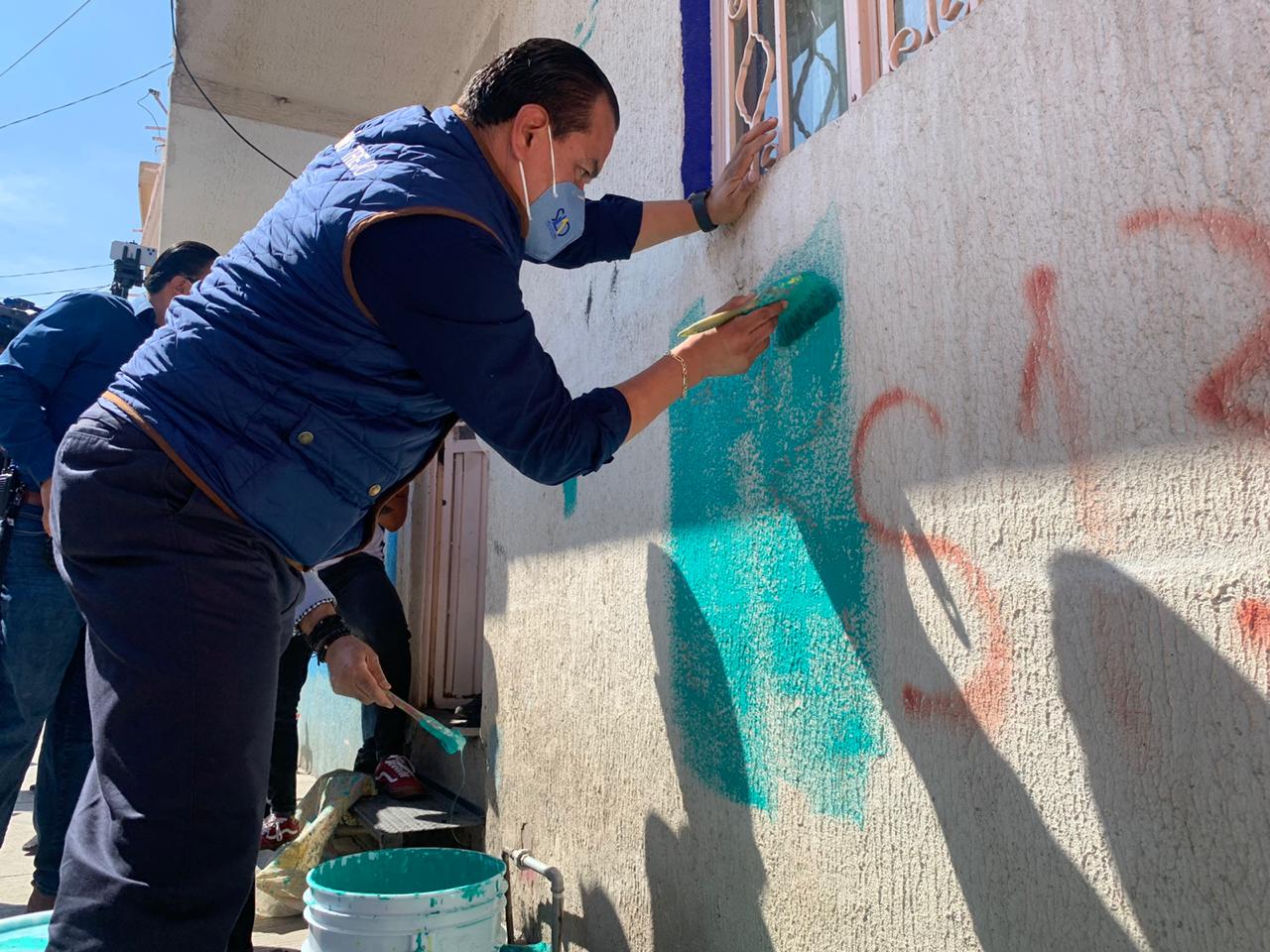 Municipio beneficia a familias con pintura para sus fachadas