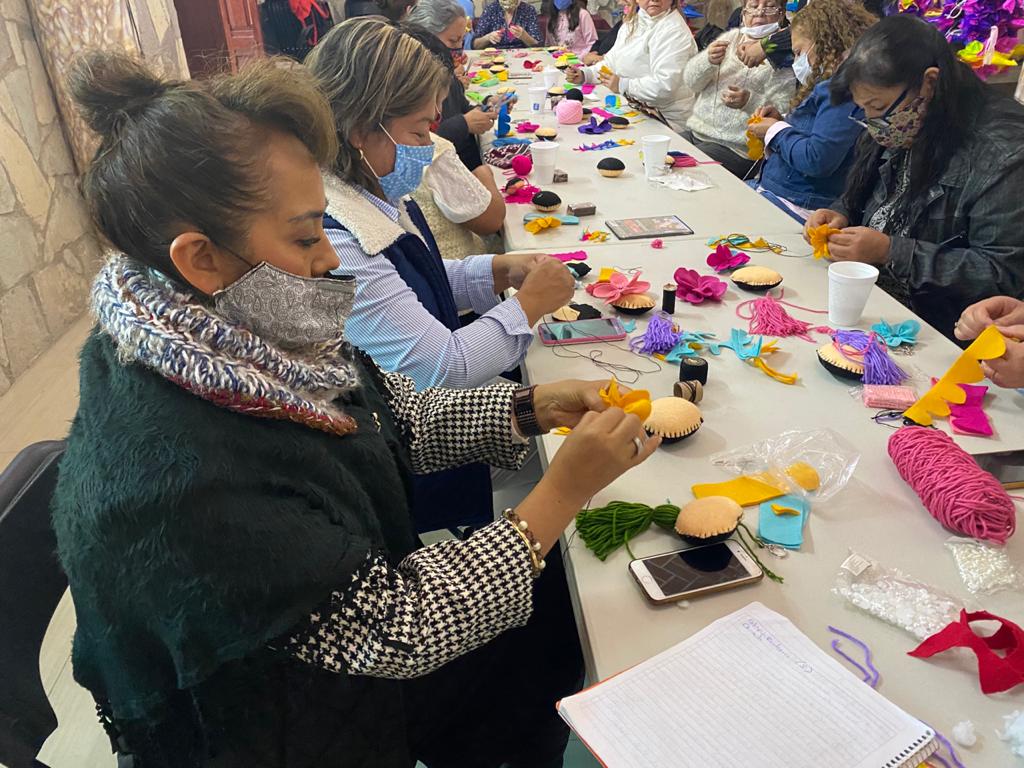  30 mujeres aprenden a realizar artesanías para mejorar su economía