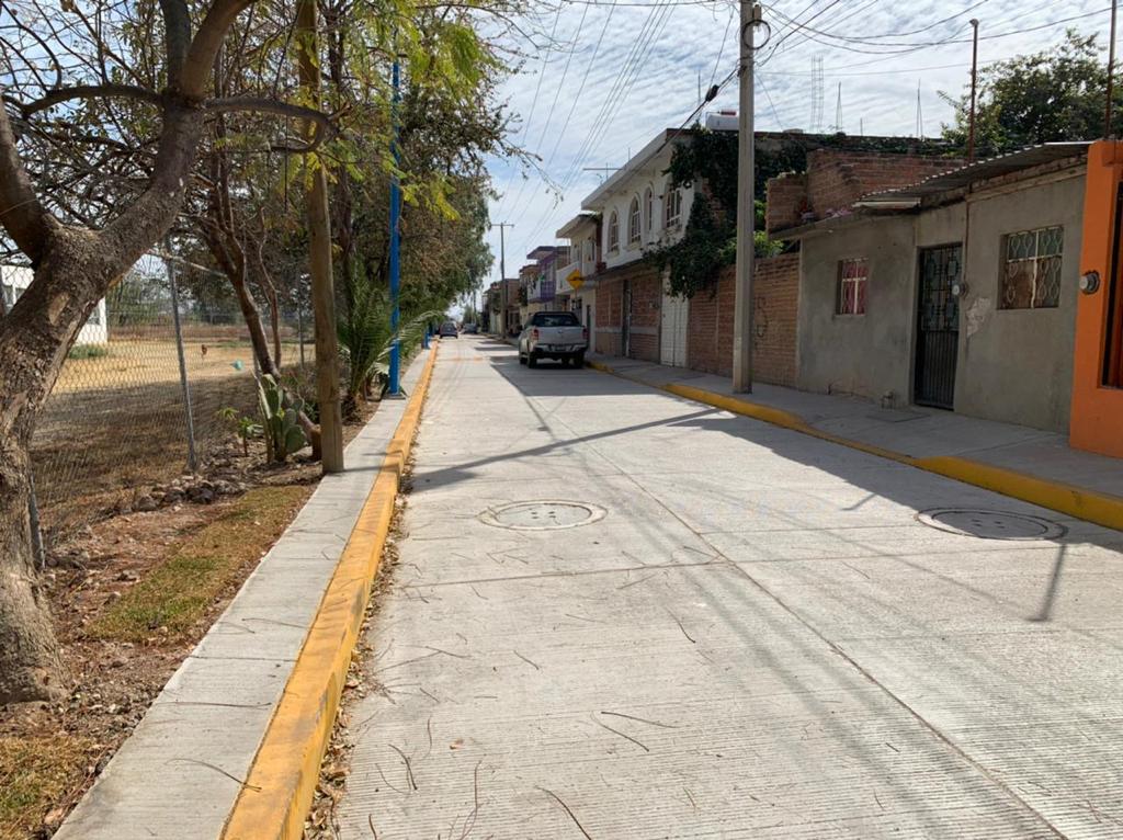 Entrega alcalde pavimentación de la calle Cristóbal Colón en la Santiago Apóstol